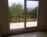 تصویر پنجره و تراس رو به کوه