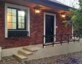 تصویر ویلا با نمای آجر حیاط سنگ کار شده