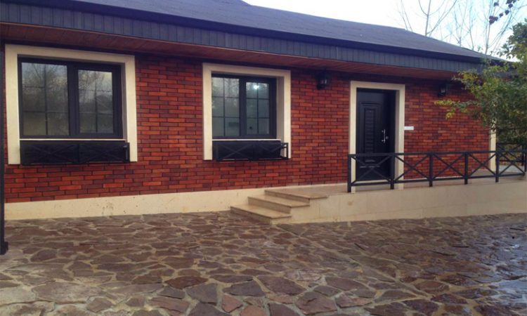 ویلا کوهپایه ای با نمای آجری حساط سنگ کاری شده