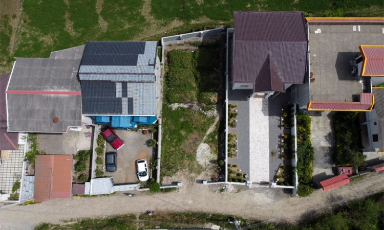 تصویر زمین سرسبز سقف