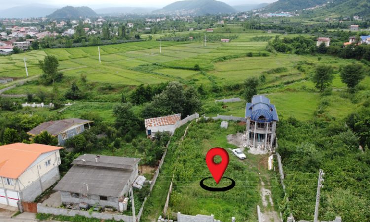 زمین با چشم انداز کوه