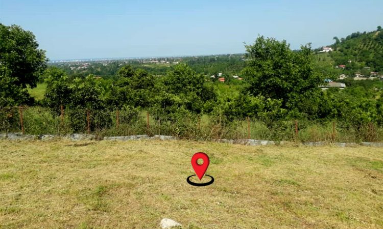 زمین با چشم انداز کوه و دریا