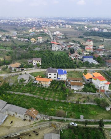 تصویر زمین سرسبز دیوارکشی شده