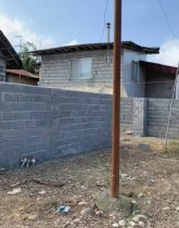 زمین برجاده اصلی ودور دیوار