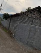 زمین برجاده اصلی ودور دیوار