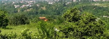 زمین با چشم انداز کوه و دریا