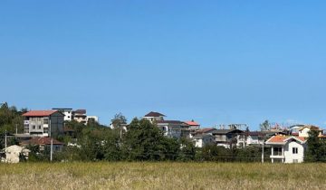 زمین با چشم انداز کوه و دریا