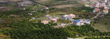 تصویر زمین سرسبز با چشم انداز